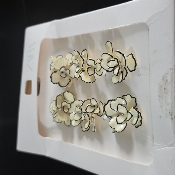 ZARA Contrast Flower Earrings - Picture 7 of 14